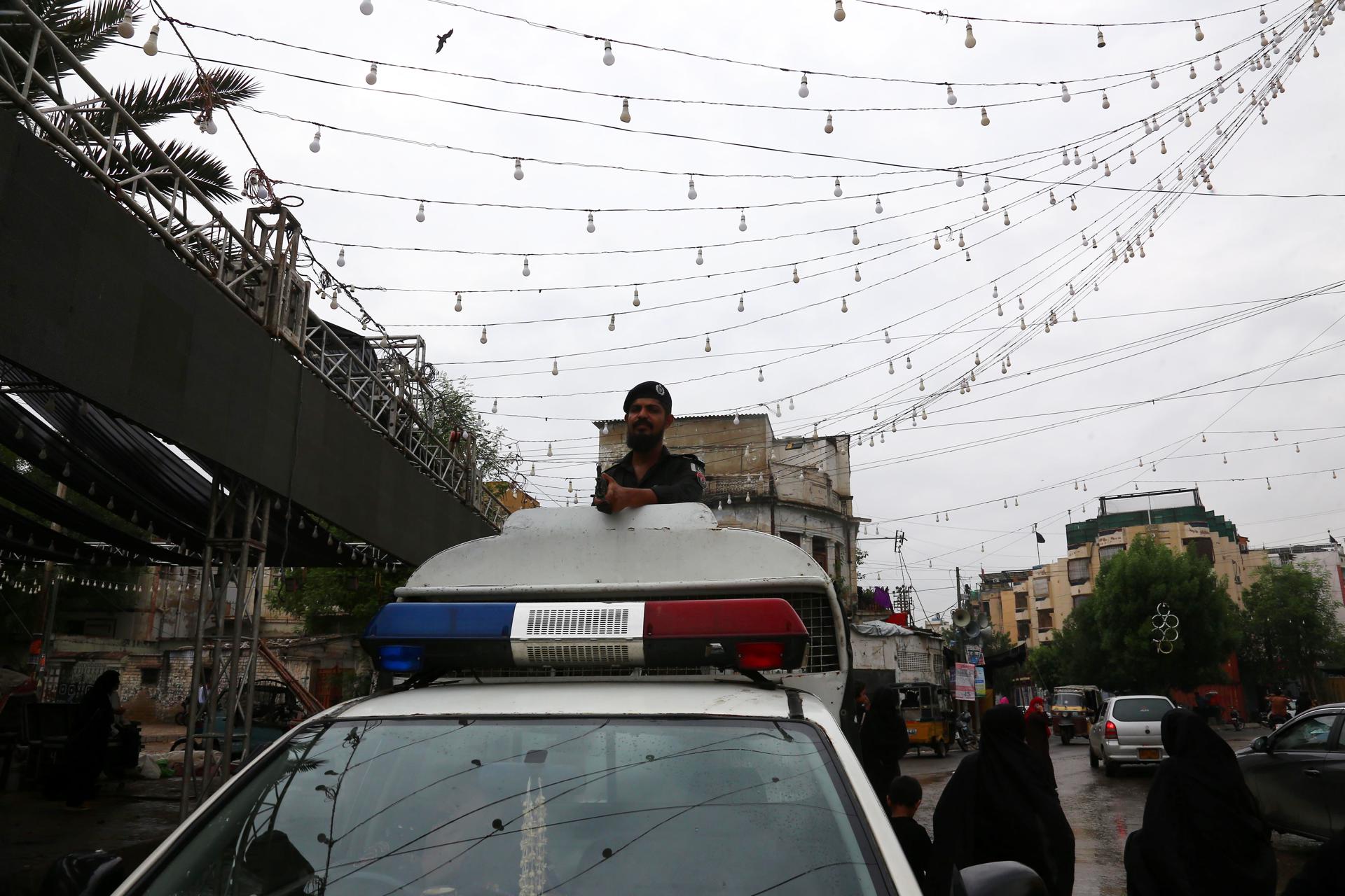 KARACHI (Pakistan), 27/06/2025.- A Pakistani policeman keeps watch on a roadside during the month of Muharram, in Karachi, Pakistan, 27 June 2025. Shiite Muslims are observing the holy month of Muharram, the first month of the Islamic Calendar. Its climax is the Ashura festival commemorating the martyrdom of Imam Hussein, a grandson of the Prophet Mohammed, in the Iraqi city of Karbala in the seventh century. EFE/EPA/REHAN KHAN