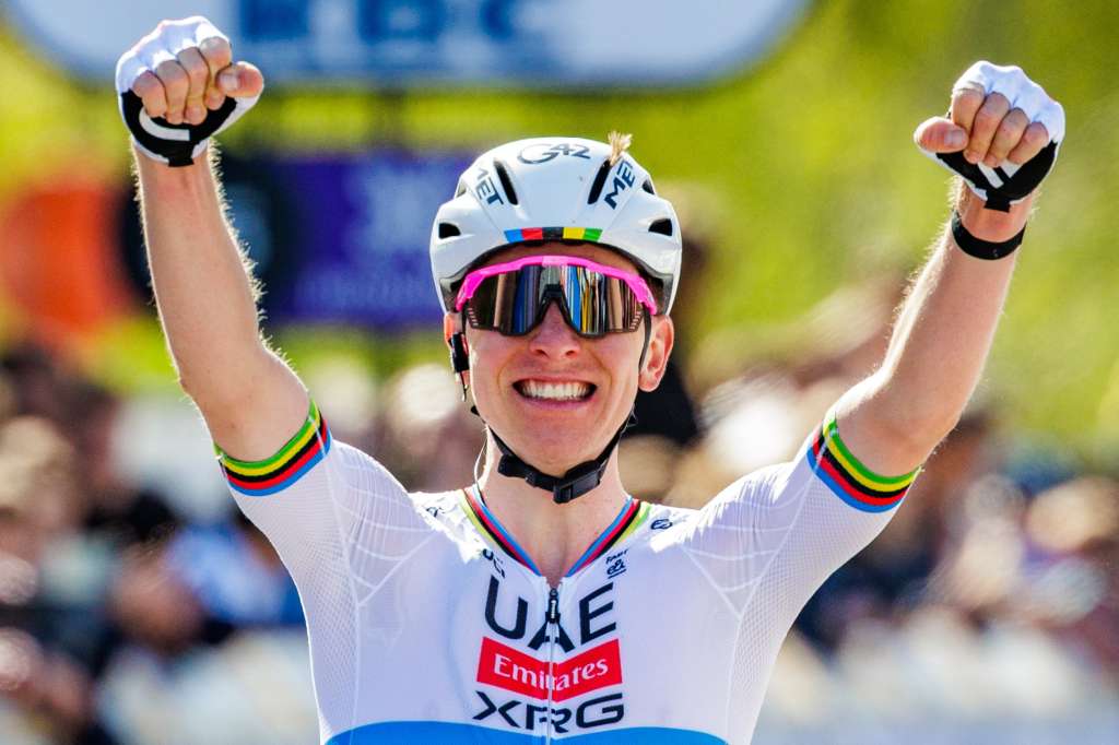 OUDENAARDE (Belgium), 06/04/2025.- Slovenian rider Tadej Pogacar of UAE Team Emirates XRG crosses the finish line to win the Tour of Flanders one-day cycling race over 269km from Bruges to Oudenaarde, Belgium, 06 April 2025. (Ciclismo, Bélgica, Brujas) EFE/EPA/OLIVIER MATTHYS