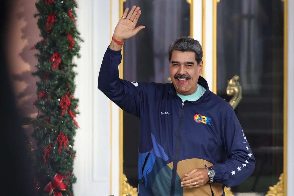 AME1308. CARACAS (VENEZUELA), 21/11/2025.- El presidente de Venezuela, Nicolás Maduro, reacciona durante un acto en el palacio presidencial de Miraflores este viernes, en Caracas (Venezuela). Maduro llamó a los estudiantes de su país a conectarse con los movimientos estudiantiles de Estados Unidos para pedirles que "paren la guerra", en medio de las tensiones entre Caracas y la Administración de Donald Trump a raíz del despliegue militar norteamericano en el mar Caribe. EFE/ Miguel Gutiérrez