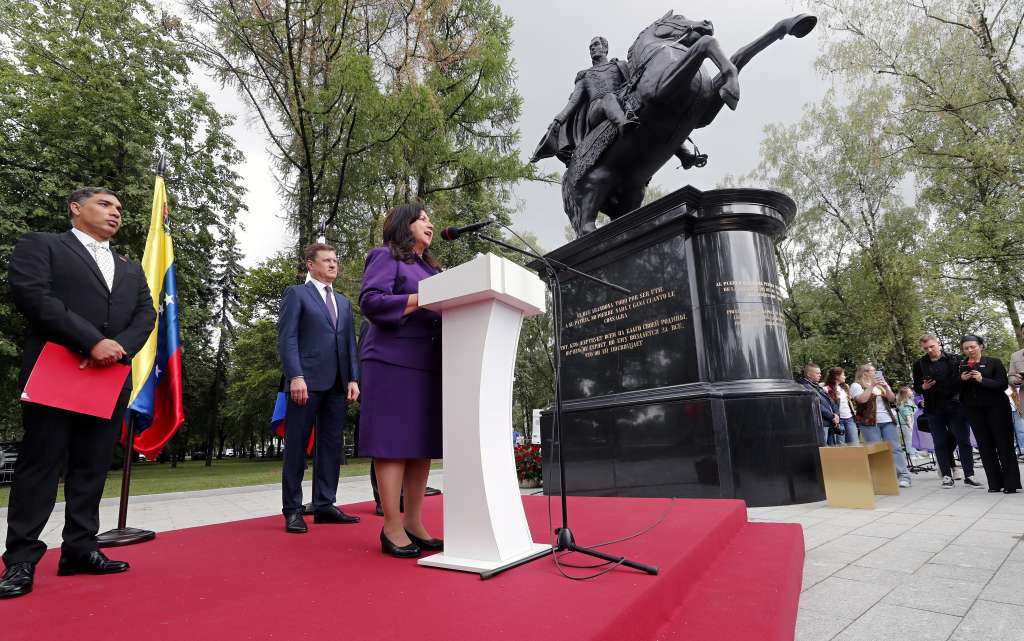 Moscow (Russian Federation), 19/07/2023.- The Mayor of Caracas Carmen Melendez (R), Russian Deputy Prime Minister Alexander Novak (C), and Venezuelan Oil Minister Pedro Tellechea (L) attend the opening ceremony of a monument to Venezuelan military and political leader Simon Bolivar (1783-1830) in Moscow, Russia, 19 July 2023. The Moscow monument is a copy of the Simon Bolivar monument in Caracas. (Rusia, Moscú) EFE/EPA/MAXIM SHIPENKOV