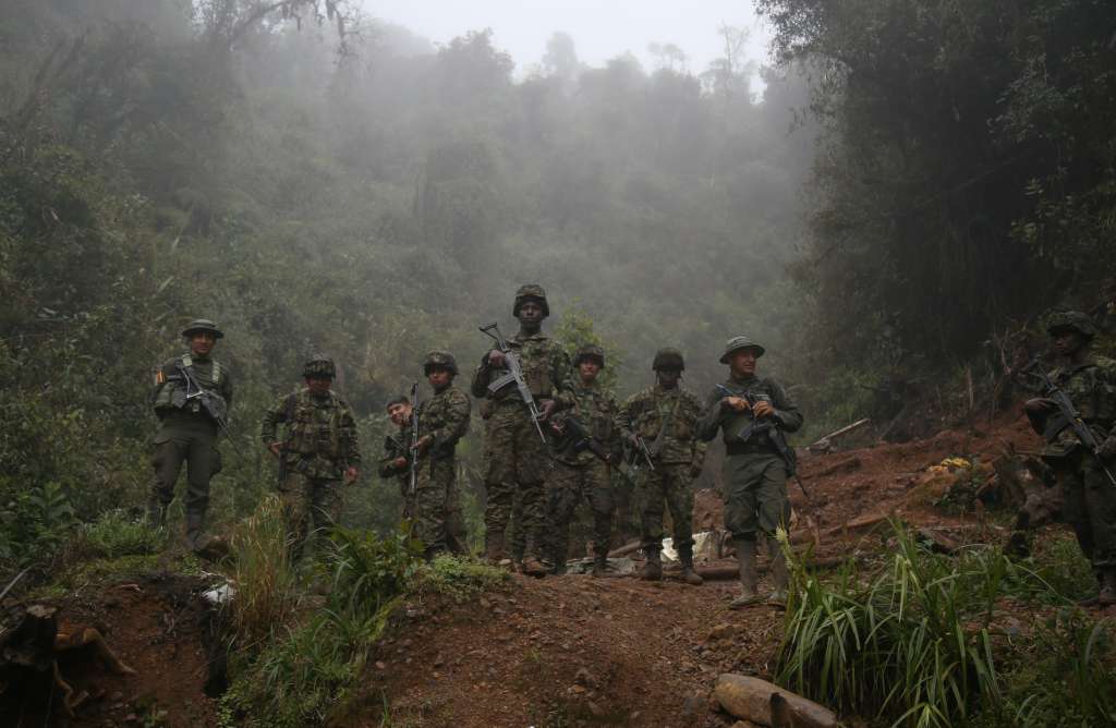 AME3041. CALI (COLOMBIA), 04/12/2024.- Fotografía del 28 de noviembre de 2024 de policías y militares prestando seguridad en Los Farallones de Cali (Colombia). Quienes custodian las montañas del Parque Nacional Natural Los Farallones, situado en el suroeste de Colombia, a más de 3.400 metros sobre el nivel del mar, saben que vivir en condiciones casi inhóspitas y expuestos a ataques armados es difícil pero tiene su recompensa. EFE/ Mario Baos