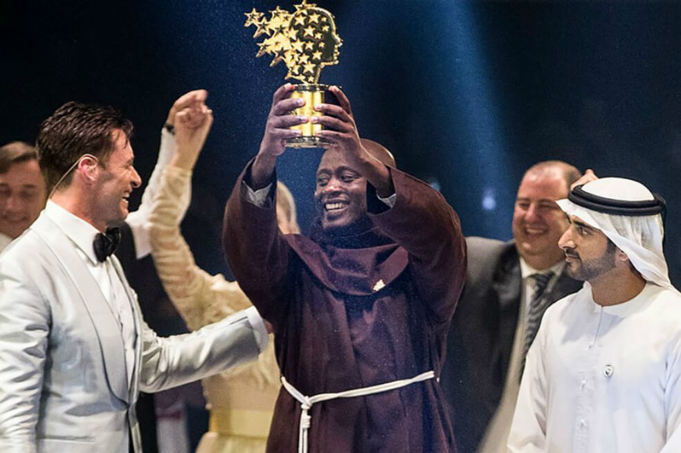 Peter Tabichi, profesor de ciencias en la secundaria Keriko Mixed Day, una remota escuela en zona rural de Nakuru (Kenia), fue el ganador del Global Teacher Prize. La ceremonia fue en Dubái. / AFP