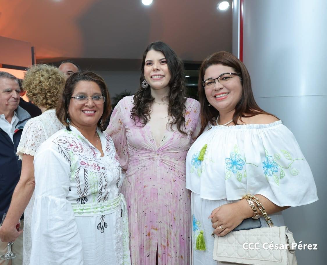 Camila Ortega en la pasarela inaugural de la 11ava edición de Nicaragua Diseña. Atrás, de chaqueta azul, está Mario Eduardo Firmenich.