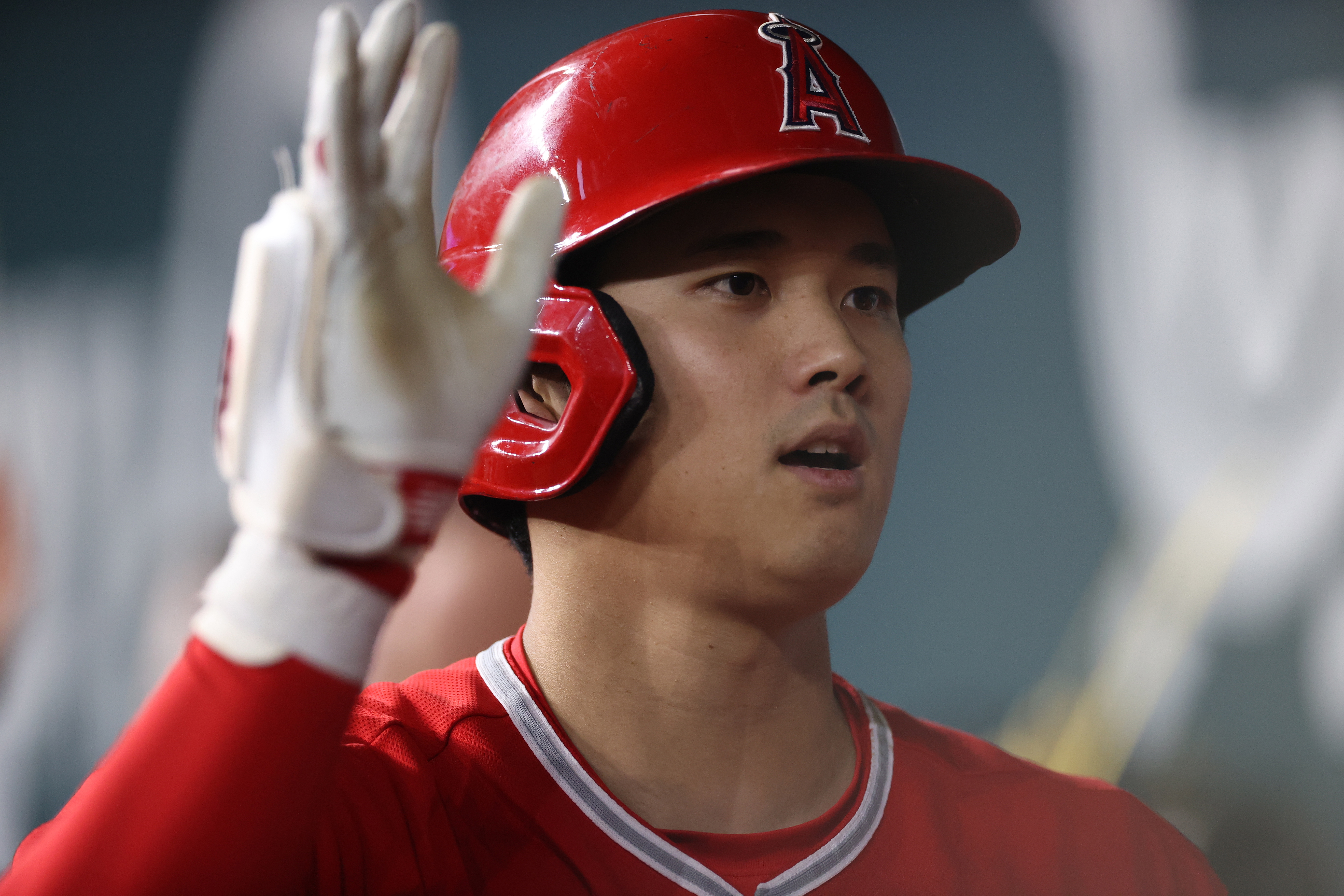 Arlington (United States), 15/06/2023.- Los Angeles Angels designated hitter Shohei Ohtani gets congratulated by his team after he hits a solo home run off of Texas Rangers relief pitcher Will Smith during the ninth inning of the Major League Baseball (MLB) game between the Los Angeles Angels and the Texas Rangers at Globe Life Field in Arlington, Texas, USA, 14 June 2023. (Estados Unidos) EFE/EPA/ADAM DAVIS