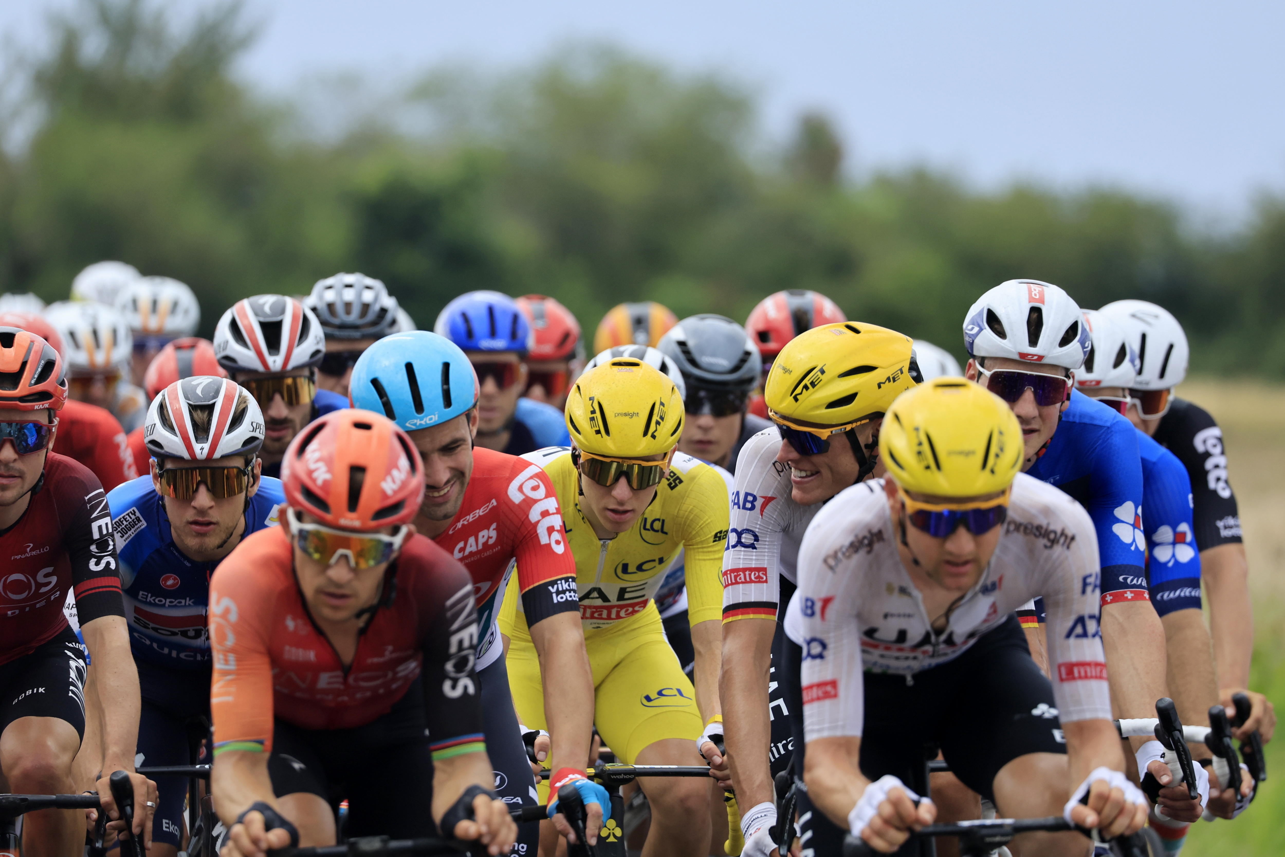 Saint-amand-montrond (France), 09/07/2024.- Yellow jersey Slovenian rider Tadej Pogacar (C) of UAE Team Emirates in action during the tenth stage of the 2024 Tour de France cycling race over 187km from Orleans to Saint-Amand-Montrond, France, 09 July 2024. (Ciclismo, Francia, Eslovenia) EFE/EPA/GUILLAUME HORCAJUELO