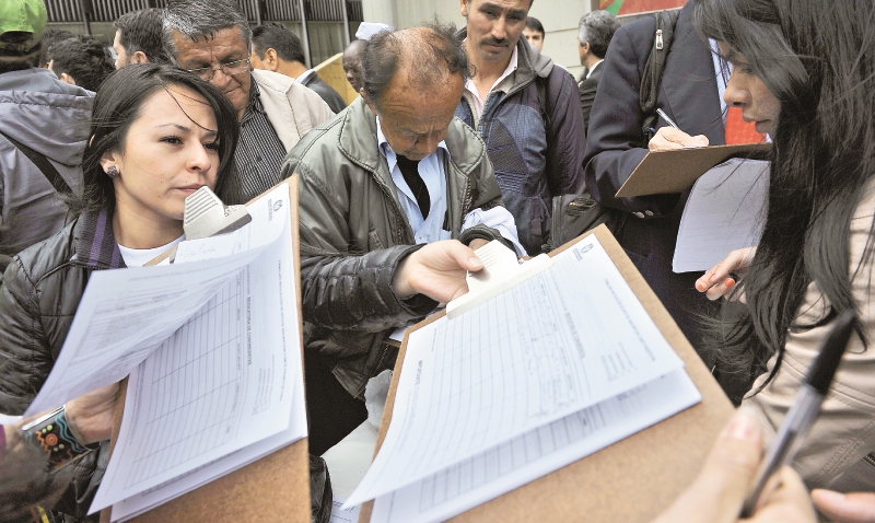 Lo dijo hace poco Humberto de la Calle Lombana: en estos momentos, en las calles de Colombia hay más recogedores de firmas que votos. / / El Espectador