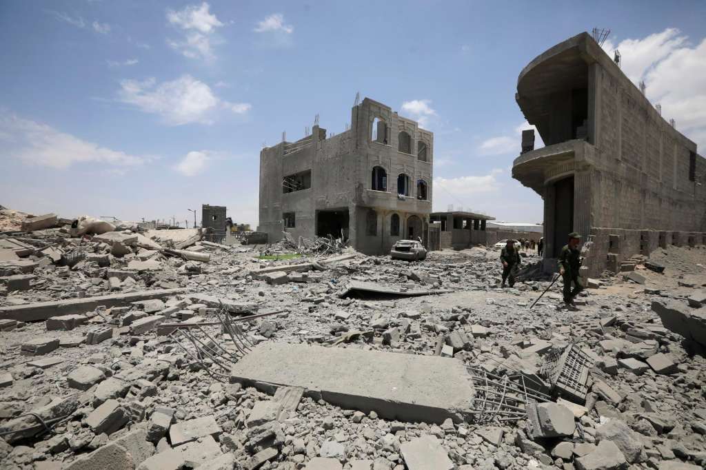 SANA'A (Yemen), 27/04/2025.- Yemeni soldiers walk amid the rubble as they inspect a damaged area after US airstrikes targeted a neighborhood in Sana'a, Yemen, 27 April 2025. At least two people were killed and 10 others wounded following overnight US airstrikes, which struck two neighborhoods of Sana'a, according to Houthi-run Al-Masirah TV. EFE/EPA/YAHYA ARHAB