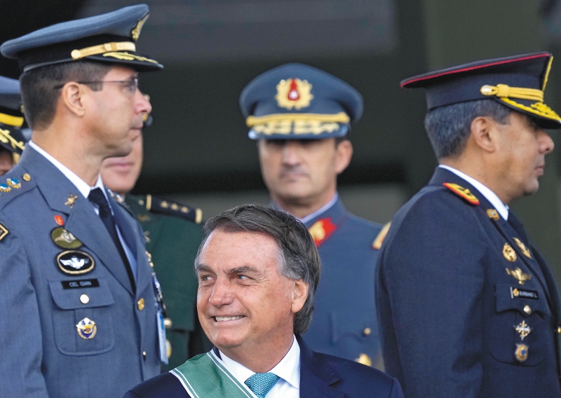 El presidente de Brasil, Jair Bolsonaro, se refiere a las Fuerzas Armadas como "mi ejército". / AP