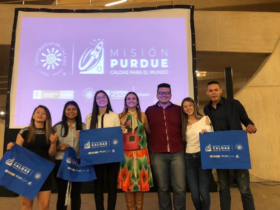 Los seis jóvenes que viajarán a la Universidad de Purdue, en Indiana, Estados Unidos, y la vice rectora de la Universidad de Caldas, Patricia Salazar Villegas. / Universidad de Caldas