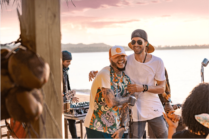 Enrique Iglesias le da la bienvenida al verano con “Me pasé” junto a Farruko