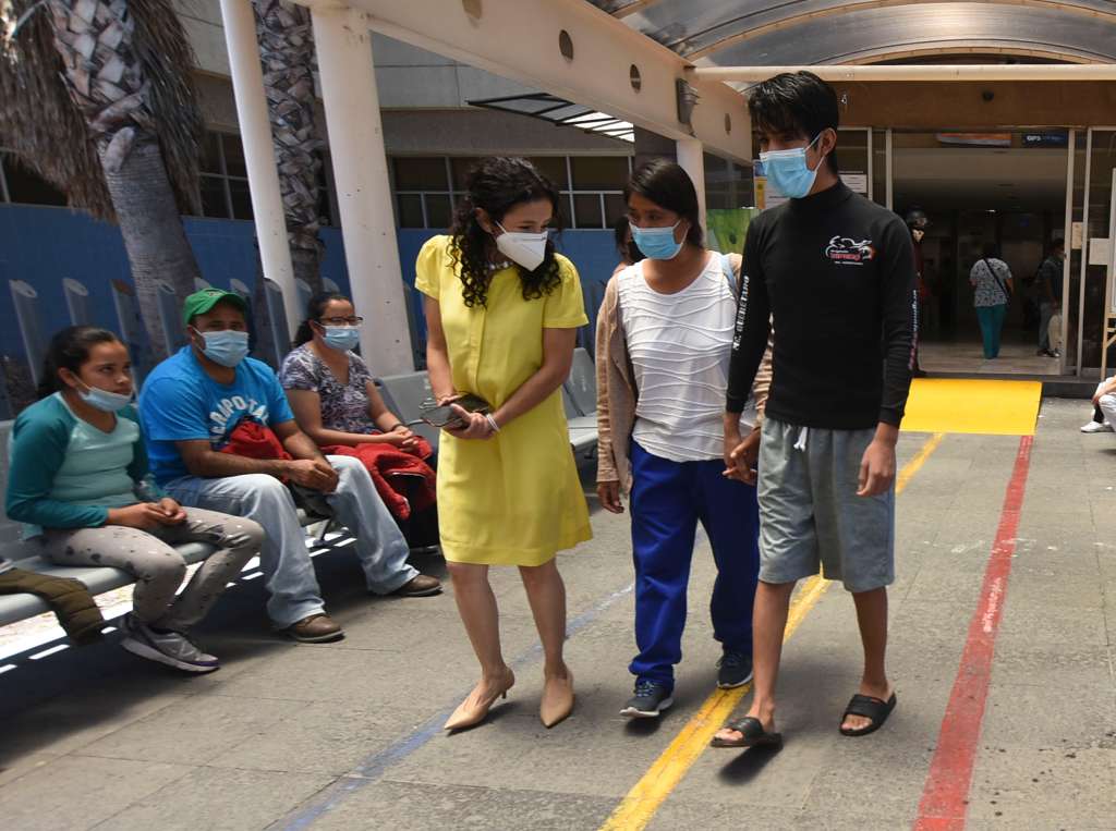 El menor Juanito (d) sale del hospital acompañado de su madre en la ciudad de Querétaro (México). El menor de 14 años, que fue víctima de un ataque perpetrado por sus compañeros de su secundaria quienes le rociaron alcohol y prendieron fuego debido a su origen otomí y su acento indígena. Sus padres buscan justicia.