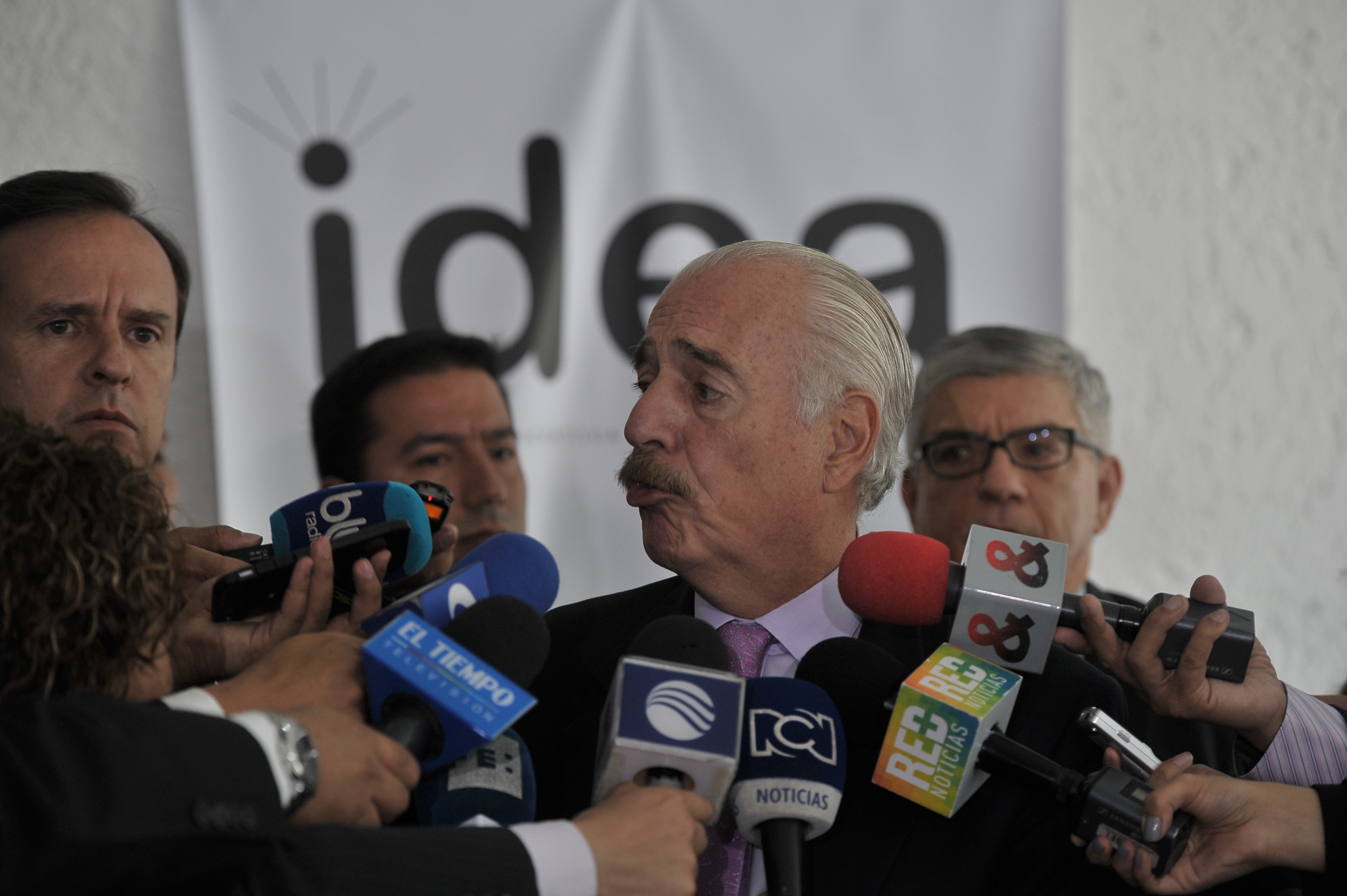 Expresidente de Bolivia; Andrés Pastrana y César Gaviria, expresidentes de Colombia, durante la rueda de prensa en la que presentan el documento firmado por 31 exgobernantes de América Latina, rechazando el cierre de la frontera de Venezuela (izq-der).
