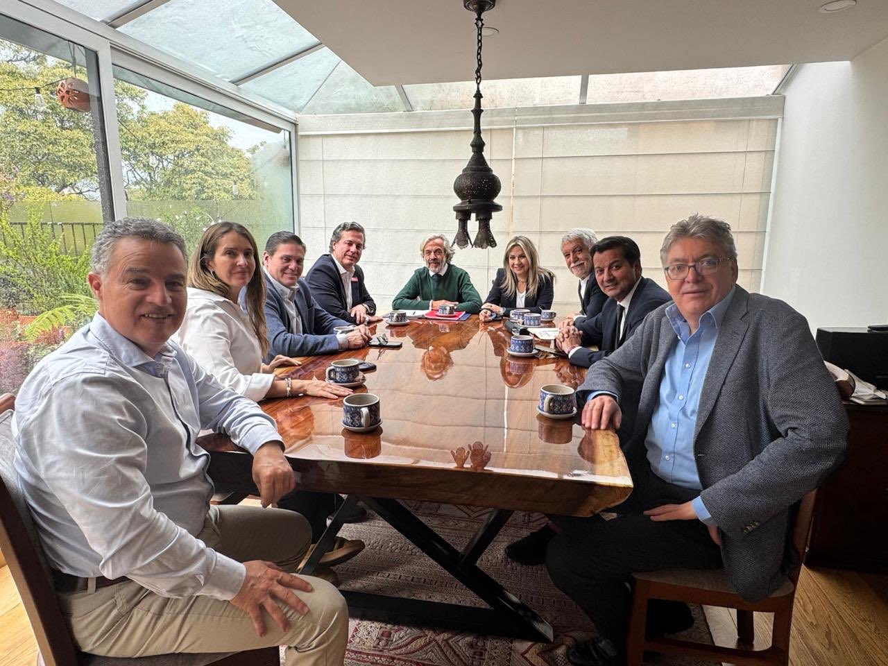 Aníbal Gaviria, Paloma Valencia, Juan C. Pinzón, Juan M. Galán, Juan D. Oviedo, Enrique Peñalosa, David Luna y Maurico Cárdenas reunidos este 9 de marzo en Bogotá.
