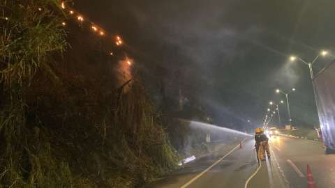 Incendio en la autopista Medellín-Bogotá: los bomberos controlaron el fuego sin heridos