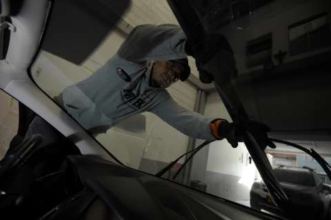 ¿De cuánto es la multa por vidrios polarizados en el carro en 2025?