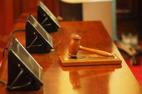 Indignación por rebaja de 20 a 3 años de pena a hombre que quemó a su esposa