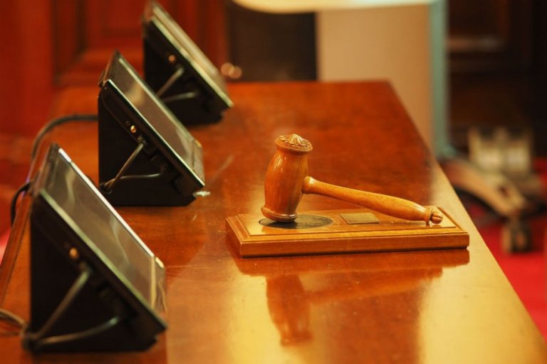 Indignación por rebaja de 20 a 3 años de pena a hombre que quemó a su esposa