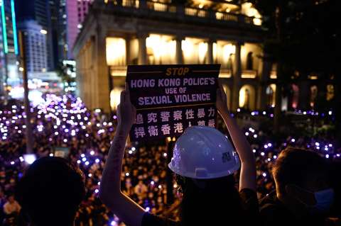 Protestan en Hong Kong contra supuesto abuso de la Policía a mujeres detenidas en manifestaciones
