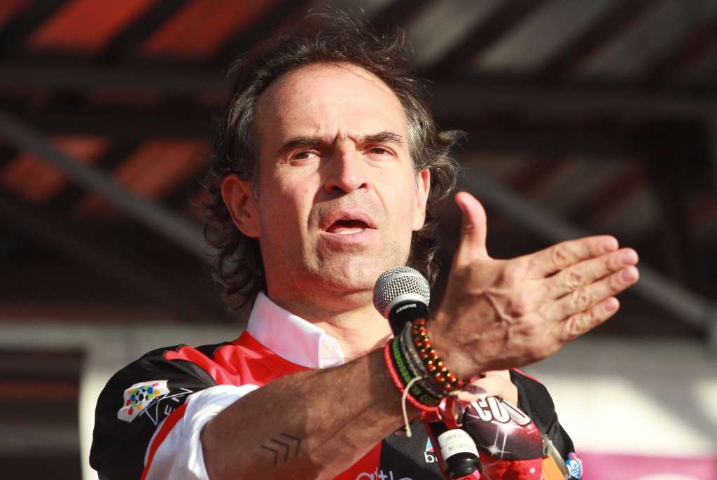 AME9274. CÚCUTA (COLOMBIA), 13/05/2022.- Federico "Fico" Gutiérrez, candidato a la Presidencia de Colombia por la coalición de derechas Equipo por Colombia, habla durante un evento de su campaña, hoy, en la fronteriza ciudad de Cúcuta (Colombia). La campaña por la Presidencia de Colombia se enfocó este viernes en las regiones y en las zonas fronterizas, las grandes olvidadas del país y golpeadas por la violencia del conflicto armado, que recibieron las visitas de los candidatos con promesas de desarrollo. Millones de Colombianos están citados a las urnas el próximo 29 de mayo para la primera vuelta de las elecciones presidenciales para el periodo 2022-2026. EFE/ Mario Caicedo