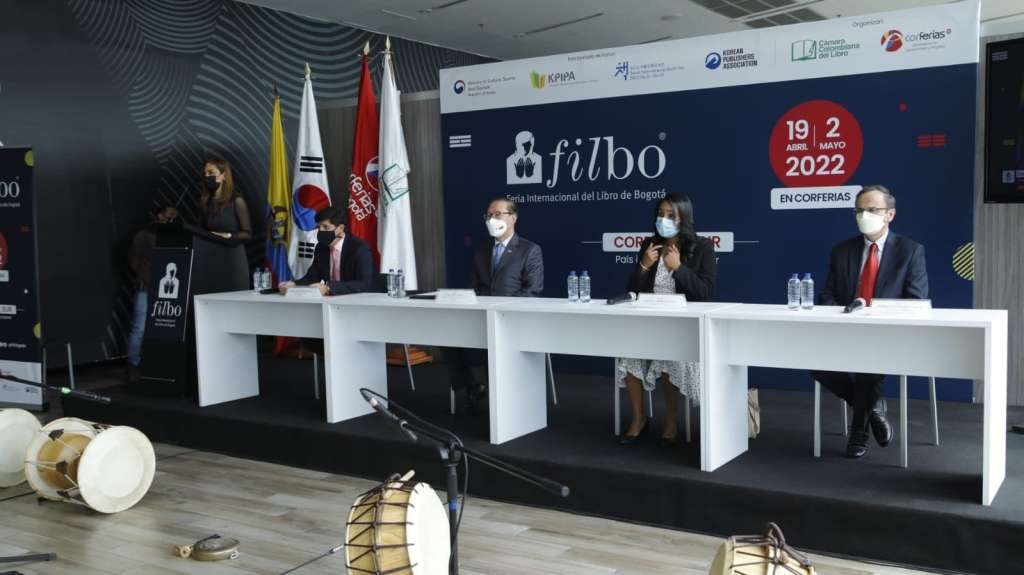 El anuncio contó con la presentación del grupo musical coreano Hanbia y con la participación del ministro de Cultura, Turismo y Deportes de Corea del Sur, Hwang Hee; el embajador de ese país en Colombia, Jong-youn; y Enrique González Villa, director de la Cámara Colombiana del Libro.