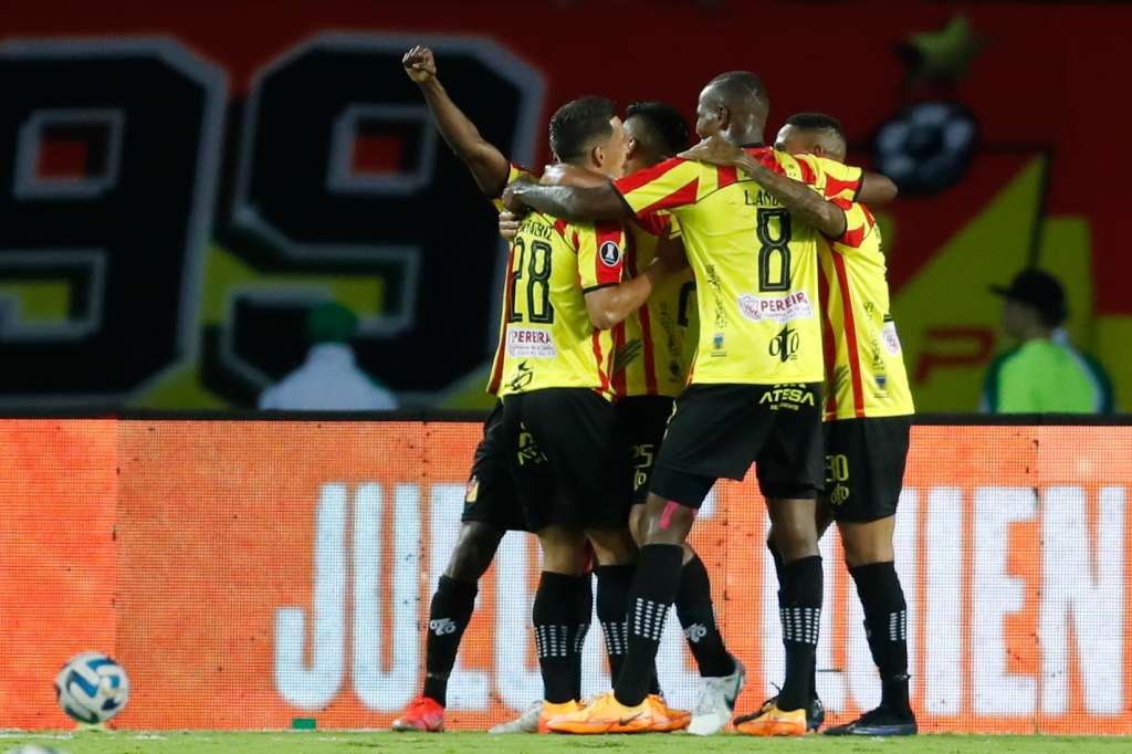 AMDEP7703. PEREIRA (COLOMBIA), 02/08/2023.- Jugadores de Pereira celebran un gol de Juan Santacruz hoy, en un partido de los octavos de final de la Copa Libertadores entre Deportivo Pereira e Independiente del Valle (IDV) en el estadio Hernán Ramírez Villegas en Pereira (Colombia). EFE/ Ernesto Guzmán Jr.