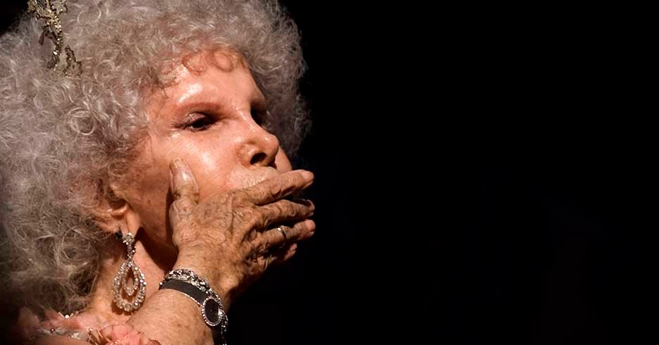 (FILES) A picture taken on October 5, 2011 shows Spain's Duchess of Alba, Maria del Rosario Cayetana Fitz-James-Stuart blowing a kiss after her wedding ceremony with Alfonso Diez at the Palacio de las Duenas in Sevilla. Spain's eccentric Duchess of Alba, one of the nation's richest women who has more titles than any other aristocrat on earth, died on November 20, 2014 at the age of 88. AFP PHOTO/ JORGE GUERRERO