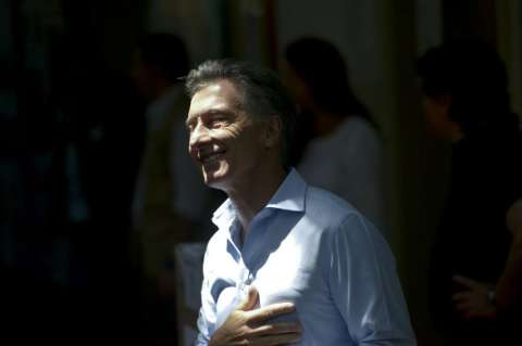 Oficialista Scioli admite derrota ante conservador Macri en presidencial Argentina