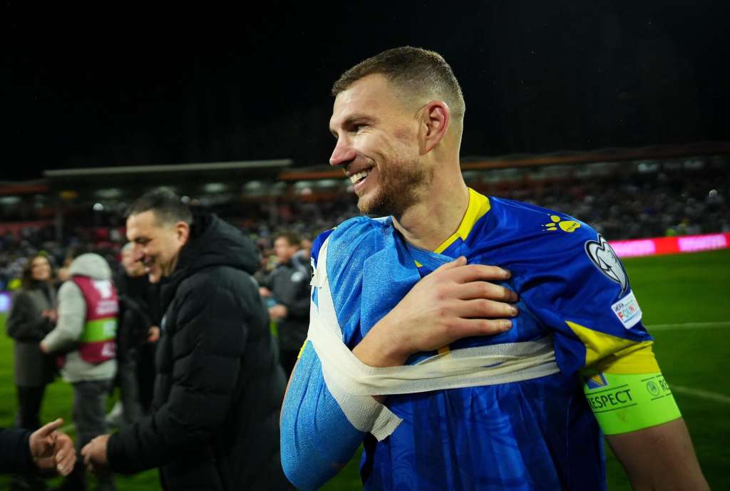 Zenica (Bosnia and Herzegovina), 31/03/2026.- Edin Dzeko of Bosnia and Herzegovina celebrates after the team won the penalty shoout-out in the FIFA World Cup 2026 European playoff match between Bosnia and Herzegovina and Italy in Zenica, Bosnia and Herzegovina, 31 March 2026. (Mundial de Fútbol, Bosnia-Herzegovina, Italia) EFE/EPA/NIDAL SALJIC