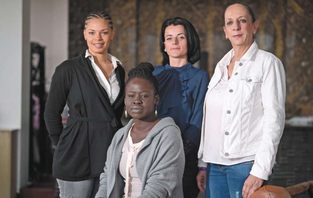 (De izq. a der.) Maud-Salomé Ekila, de Congo; Vasfije Krasniqi, de Kosovo; Ángela Escobar, de Colombia; Mer Ayang (de gris), de Sudán del Sur, vinieron a Colombia a conversar sobre el acceso a la justicia para las víctimas de violencia sexual. / Mauricio Alvarado.