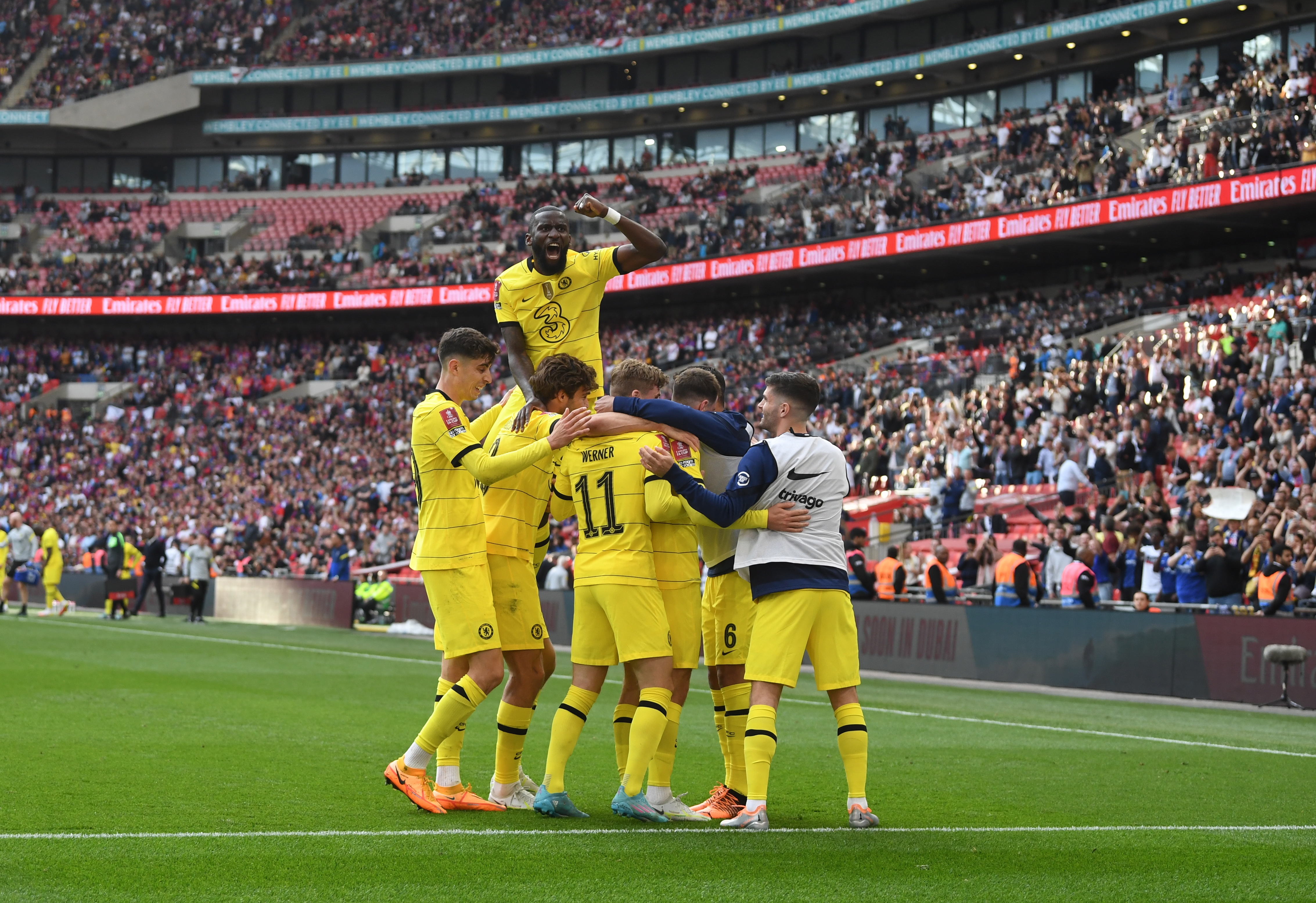 London (United Kingdom), 17/04/2022.- Mason Mount of Chelsea celebrates with teammates after scoring the 2-0 lead during the English FA Cup semi final match between Chelsea FC and Crystal Palace in London, Britain, 17 April 2022. (Reino Unido, Londres) EFE/EPA/NEIL HALL EDITORIAL USE ONLY. No use with unauthorized audio, video, data, fixture lists, club/league logos or 'live' services. Online in-match use limited to 120 images, no video emulation. No use in betting, games or single club/league/player publications