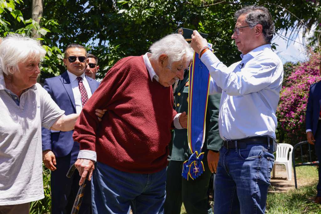 Esto fue lo que pasó entre Petro y Mujica con bandera la del M-19 y entrega de Cruz de Boyacá.
