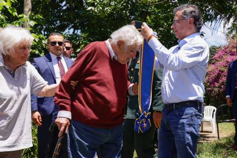 Esto fue lo que pasó entre Petro y Mujica con la bandera del M-19 y entrega de Cruz de Boyacá