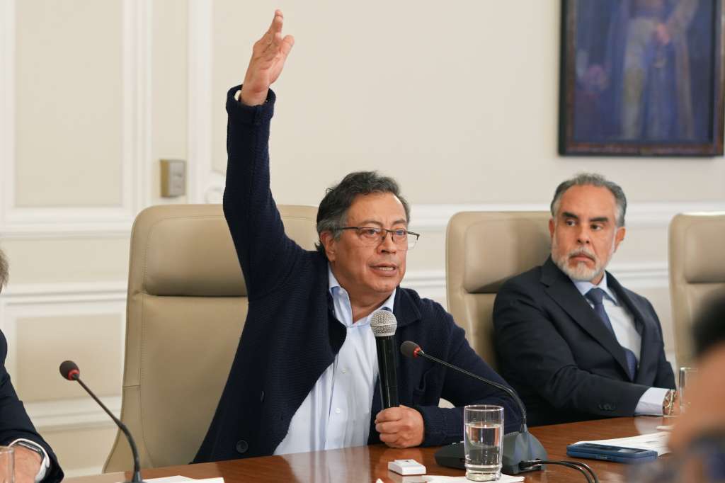 BOG700. BOGOTÁ. (COLOMBIA), 04/02/2025.- Fotografía cedida por la oficina de prensa de la Presidencia de Colombia del mandatario, Gustavo Petro (i), junto al nuevo jefe de despacho, Armando Benedetti, durante un consejo de ministros este martes en Casa de Nariño en Bogotá (Colombia). Petro afirmó que las autoridades de Venezuela están "desactivando campamentos" del ELN en ese país, algo que sucede en medio de las confrontaciones entre esa guerrilla y una disidencia de las FARC en la región fronteriza del Catatumbo. EFE/ Presidencia De Colombia / SOLO USO EDITORIAL/ SOLO DISPONIBLE PARA ILUSTRAR LA NOTICIA QUE ACOMPAÑA (CRÉDITO OBLIGATORIO)