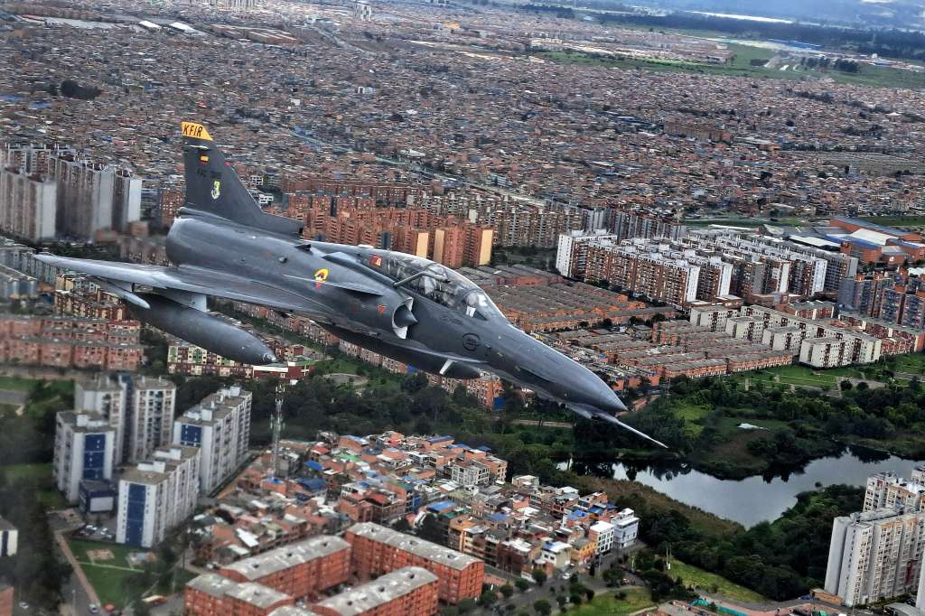 -FOTODELDÍA- AME2622. BOGOTÁ (COLOMBIA), 17/07/2024.- Un avión de combate Kfir vuela este miércoles durante un ensayo previo al desfile militar del 20 de Julio, Día de la Independencia de Colombia, en Bogotá (Colombia). EFE/ Mauricio Dueñas Castañeda