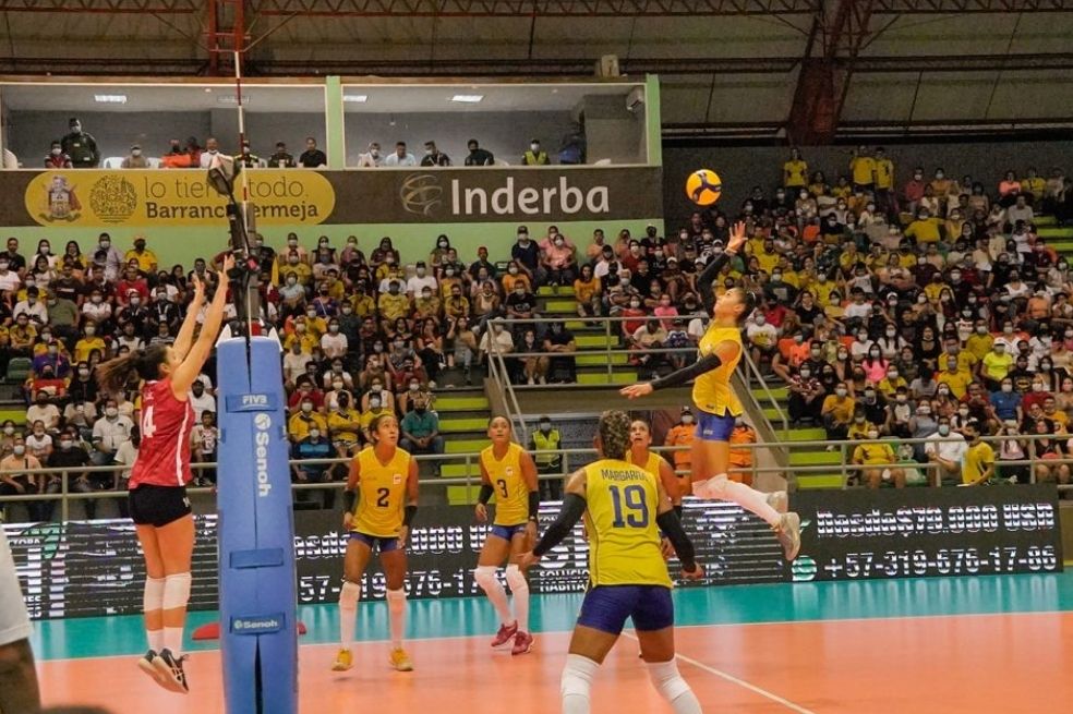 La selección de Colombia frente al público en Barrancabermeja.