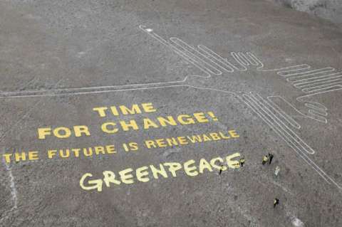 Perú pide extradición de activista de Greenpeace por daño a líneas de Nasca