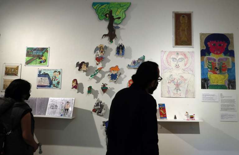 MEX8522. CIUDAD DE MÉXICO (MÉXICO), 13/07/2022.- Dos personas observan la obra "Sin Titulo, Técnica mixta" (2018), durante de la muestra "Desde adentro", exhibida en el Museo del Objeto en Ciudad de México (México). La muestra “Desde Adentro” recoge 52 obras de 54 pacientes psiquiátricos del sistema penitenciario de la Ciudad de México y abre el panorama del mundo artístico a la vez que muestra el valor de esta disciplina. EFE/ Alex Cruz