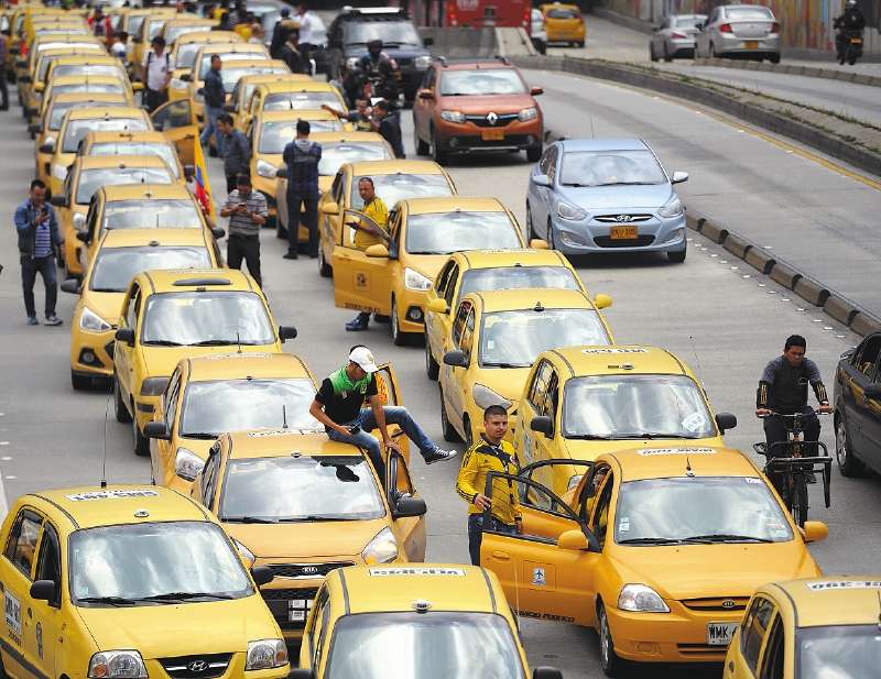 Una de las razones por las que los taxistas protestan se debe al rechazo de las plataformas de transporte como Uber, Beat, Indriver, entre otras.