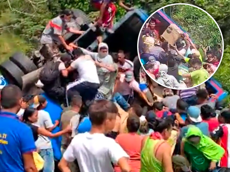 En imágenes quedó registrado el saqueo de un camión volcado en Antioquia