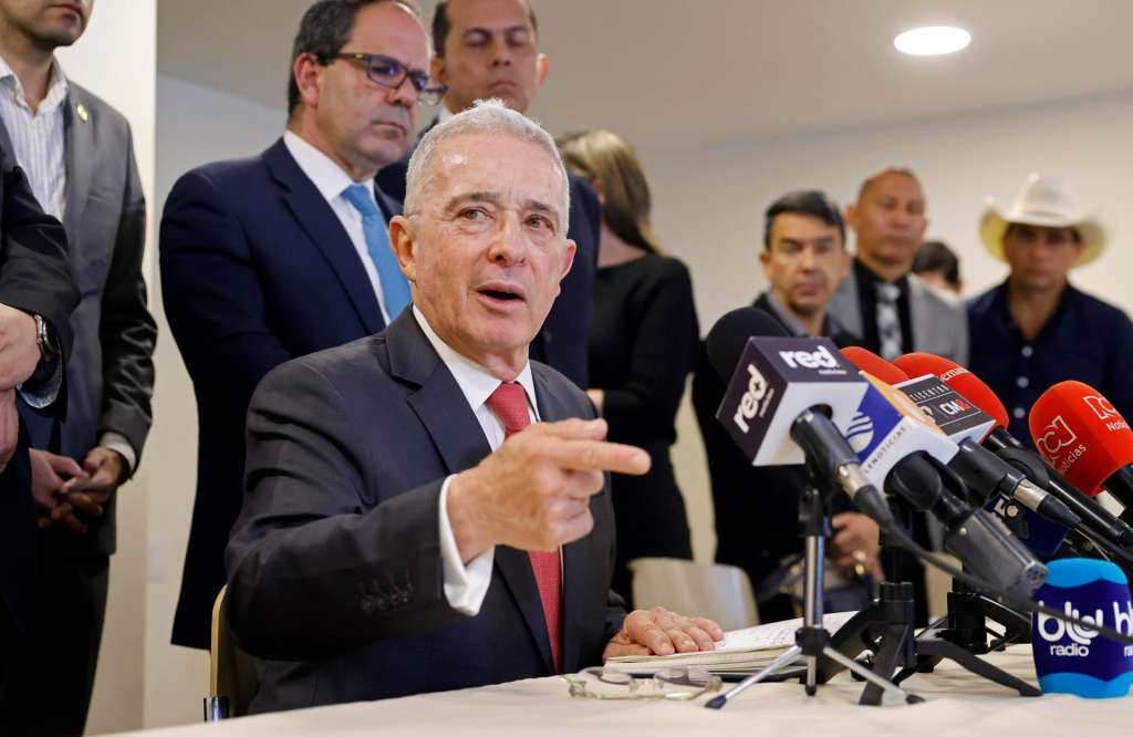 AME8500. BOGOTÁ (COLOMBIA), 11/08/2025.- Fotografía de archivo del 18 de abril de 2024 del expresidente colombiano Álvaro Uribe hablando durante una rueda de prensa en Bogotá (Colombia). La Procuraduría (Ministerio Público) de Colombia solicitó este lunes al Tribunal Superior de Bogotá revocar el fallo que condenó en primera instancia a 12 años de prisión domiciliaria al expresidente Álvaro Uribe (2002-2010) por un caso de manipulación de testigos, alegando vicios en la evaluación de pruebas. EFE/Mauricio Dueñas Castañeda