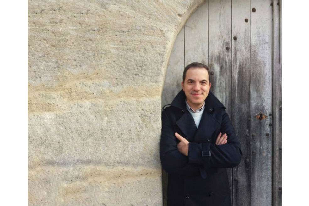 Benoít Santino, estudioso chileno de la obra del poeta Raúl Zurita, y quien acaba de lanzar un libro crítico sobre su trabajo. / Cortesía