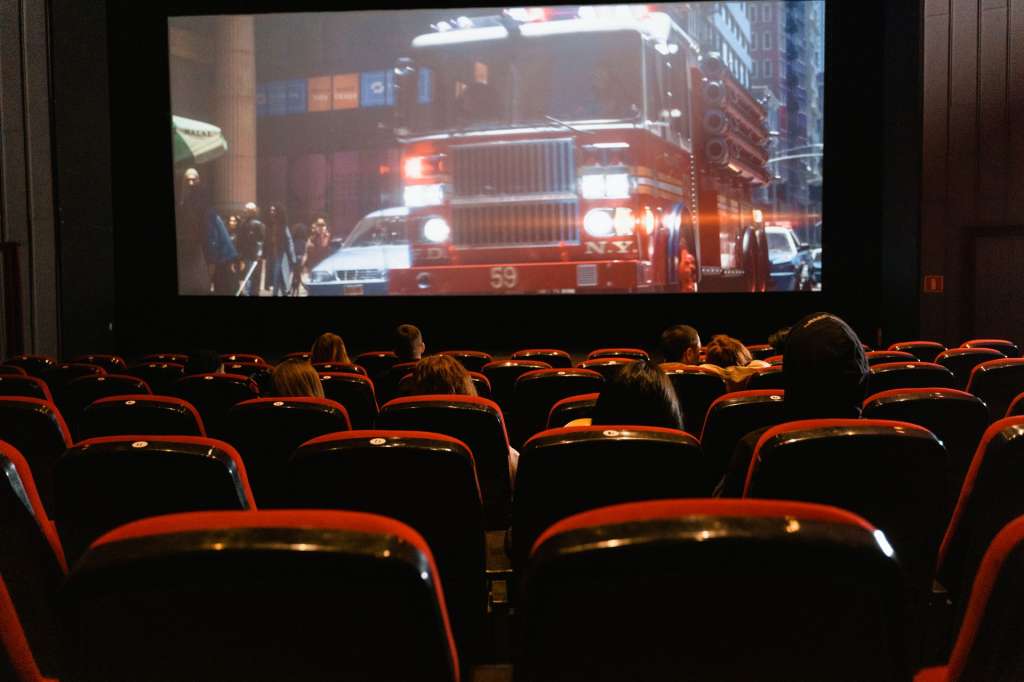 El formato IMAX fue inventado en la década de 1960 por un grupo de cineastas. Siete años después se fundó la empresa IMAX Corporation, que se concibió como un acrónimo de "imagen máxima".