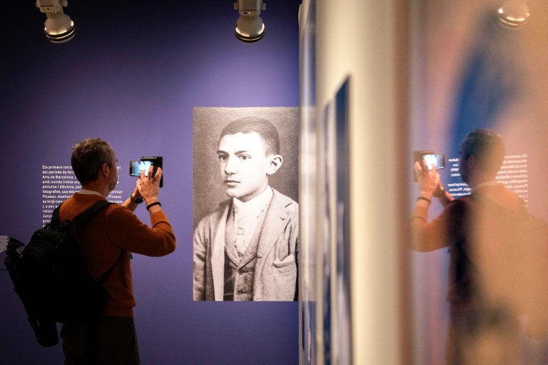Una exposición en Barcelona evoca el Picasso que se convirtió en modelo retratado