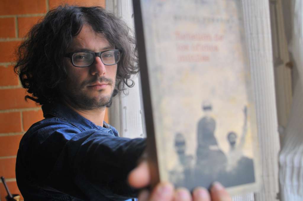 Daniel Ferreira, años atrás, con su novela La rebelión de los oficios inúitiles. / Cristian Garavito