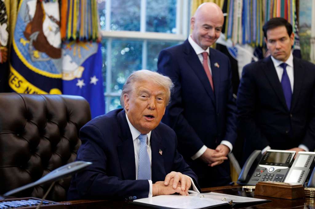 WASHINGTON (United States), 17/11/2025.- US President Donald Trump (L) speaks next to FIFA President Gianni Infantino (2-R) and US Secretary of State Marco Rubio (R) during a meeting with the White House Task Force on the FIFA World Cup 2026 at the White House in Washington, DC, USA, 17 November 2025. EFE/EPA/WILL OLIVER / POOL