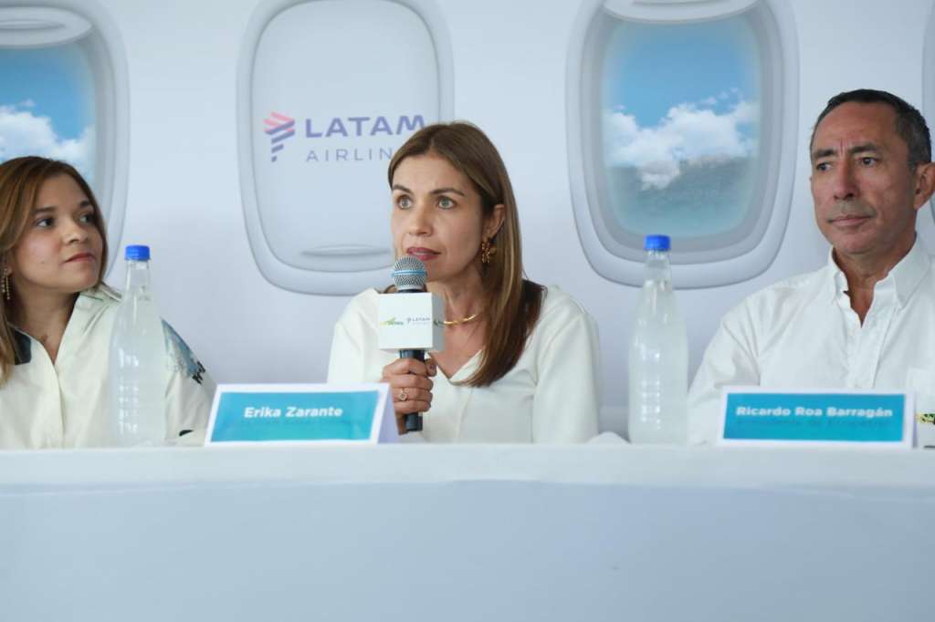 Erika Zarante, gerente de Latam Colombia, y Ricardo Roa, presidente de Ecopetrol.