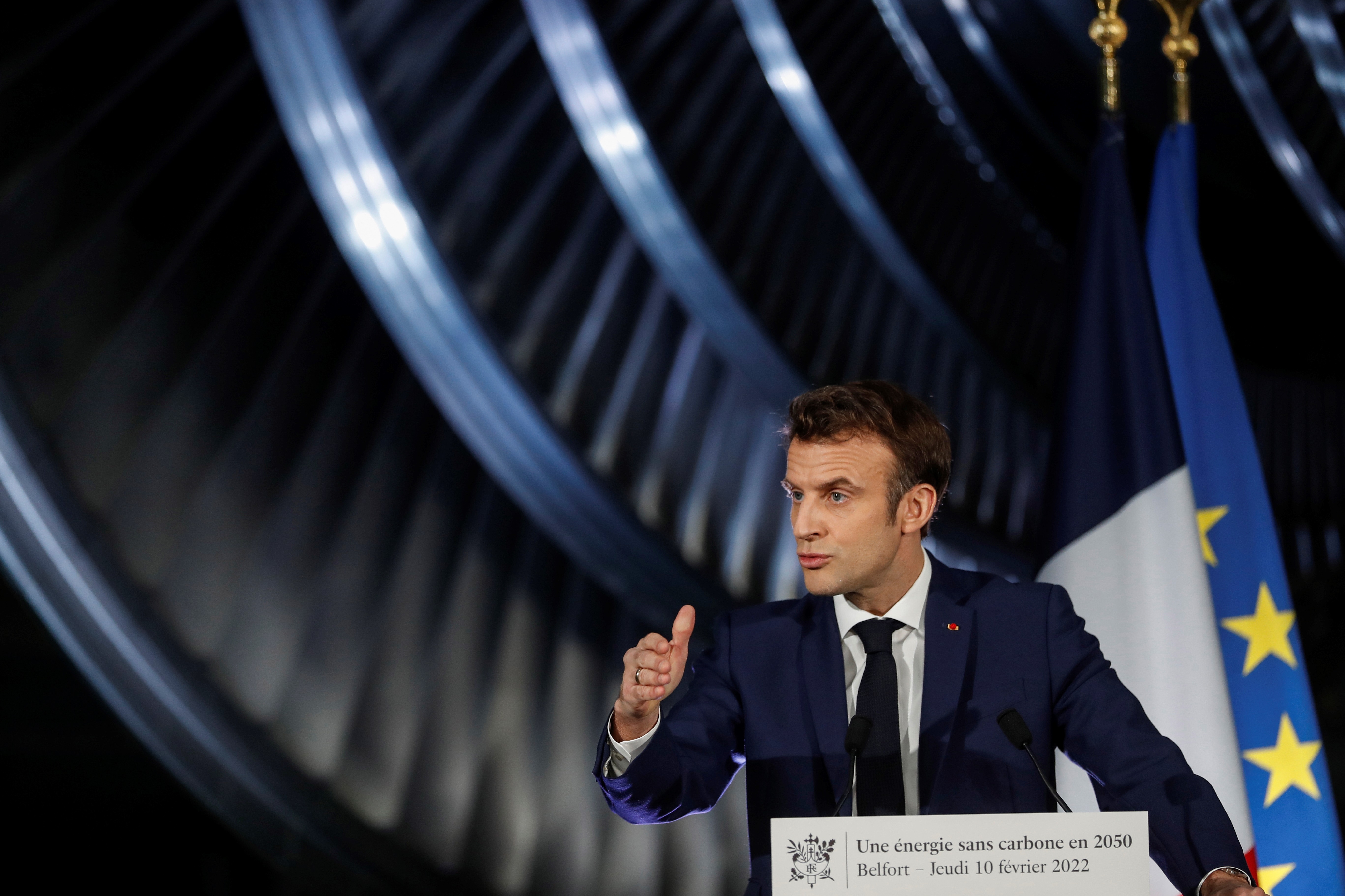 Belfort (France), 10/02/2022.- French President Emmanuel Macron delivers a speech at the GE Steam Power System main production site for its nuclear turbine systems in Belfort, eastern France, 10 February 2022. French President Emmanuel Macron unveiled plans to build new nuclear reactors in the country as part of its energy strategy to reduce planet-warming emissions. (Francia) EFE/EPA/Jean-Francois Badias / POOL / POOL POOL PHOTO MAXPPP OUT