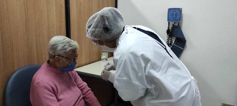 Una mujer adulta mayor recibiendo la vacuna