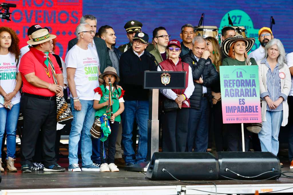 AME2931. BOGOTÁ (COLOMBIA), 27/09/2023.- El presidente de Colombia, Gustavo Petro, habla durante un discurso mientras se desarrolla una marcha "Por la paz, por la vida, por la justicia social", hoy, en la Plaza de Bolívar, en Bogotá (Colombia). Manifestantes salen este miércoles a las calles en una manifestación "por la vida" convocada por el presidente Gustavo Petro, que ha llamado a sindicatos, obreros, indígenas y campesinos a que defiendan las reformas impulsadas por su Gobierno, un mes antes de las elecciones de alcaldes y gobernadores. EFE/ Carlos Ortega