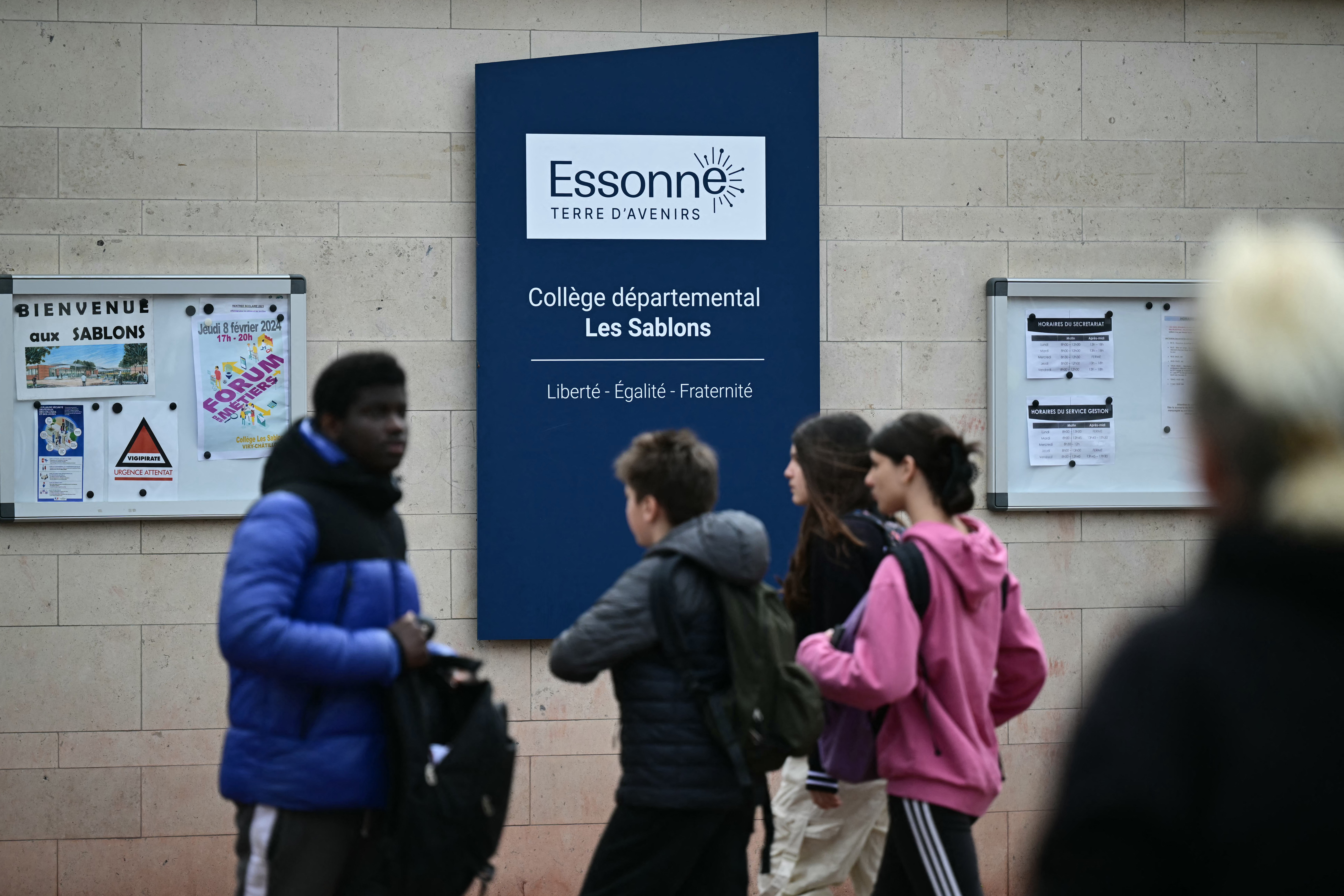 Entrada de la escuela Les Sablons en Viry-Chatillon el 5 de abril de 2024, un día después de que un adolescente fuera agredido y finalmente muriera.